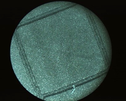 zdjęcie membrany filtracyjnej 1,2µm, zoom x 40 - widoczne cząstki ścieru metalicznego będącego przyczyną problemu